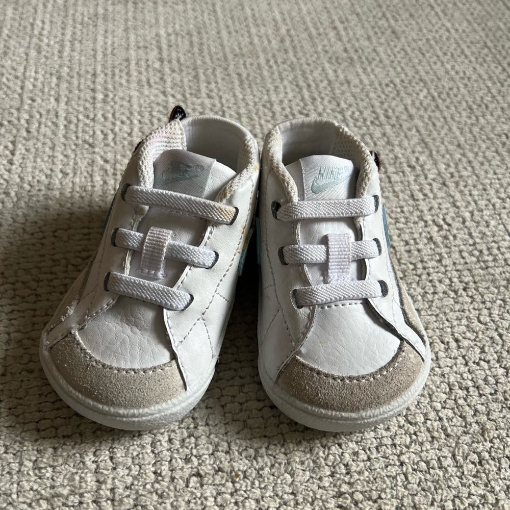 Nike 2c sneakers excellent condition